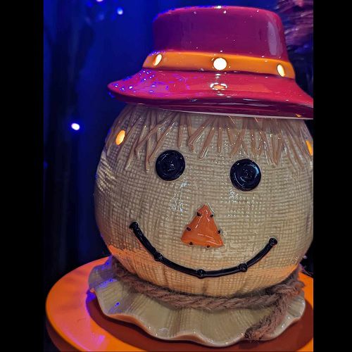 Scarecrow Scentsy Warmer | Closeup