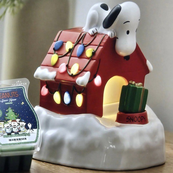 Snoopy's Holiday DogHouse Scentsy Warmer